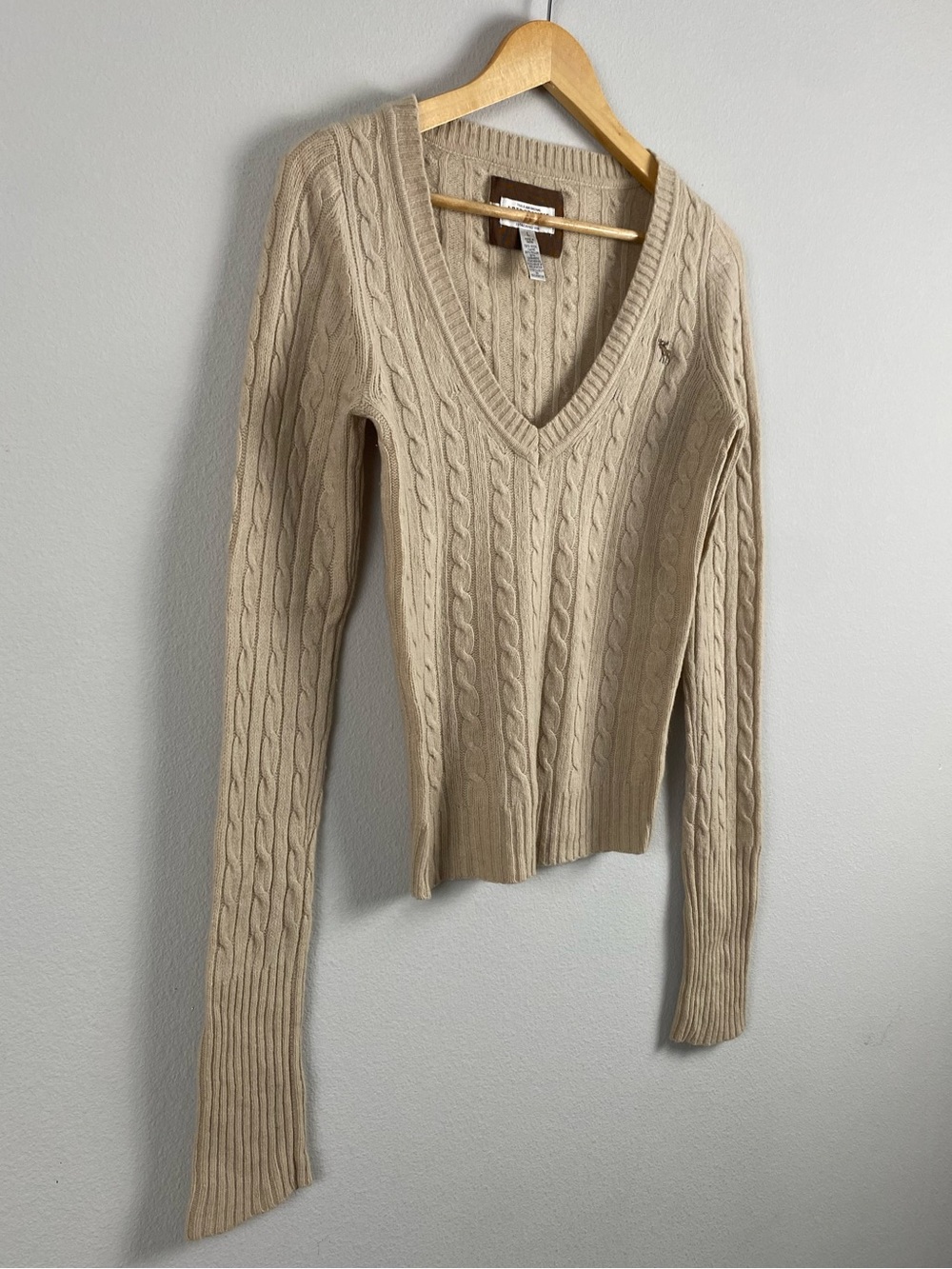 Abercrombie & Fitch Vintage Wool Blend Cable Knit V Neck Long Sleeve Sweater - Picture 5 of 15